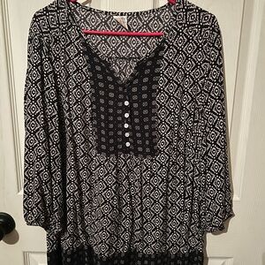 Faded Glory Black and White Geometric Blouse